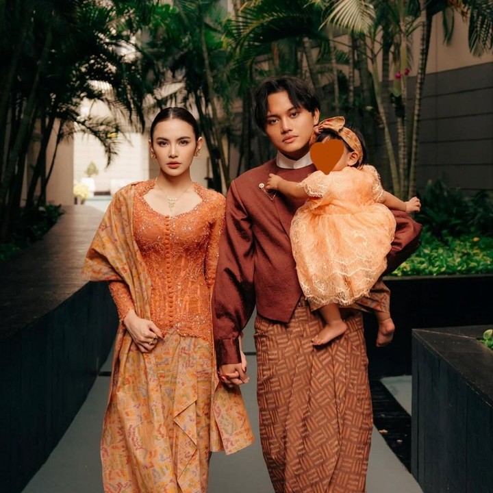 <p>Pasangan musisi Mahalini Raharja dan Rizky Febian mengabadikan momen Idul Fitri tahun ini dengan melakukan pemotretan. Keduanya tampil mengenakan baju adat perpaduan Bali dan Sunda rancangan desainer ternama, Didiet Maulana. &ldquo;Mohon maaf lahir dan batin, selamat Lebaran guys! -Papa, ibu, Selina- Maaci Mas <em>@didietmaulana</em> udah bikinin baju BALSUN ini &lsquo;Bali Sunda&rsquo; hahaha lovvv,&rdquo; tulis Mahalini, dikutip dari laman Instagram <em>@mahaliniraharja.&nbsp;</em>(Foto: Instagram @mahaliniraharja)</p>