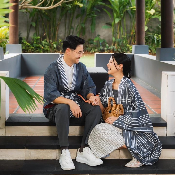 <p>Maudy Ayunda dan Jesse Choi juga membagikan kebersamaan mereka saat merayakan Lebaran 1447 H. Tahun ini, keduanya tampil serasi mengenakan busana berwarna biru dongker dengan motif garis-garis, Bunda.&nbsp;(Foto: Instagram @maudyayunda)</p>