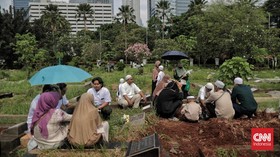 Pemprov DKI Jakarta mencari lahan lokasi pemakaman baru, dan menata memindahkan warga yang tinggal di kawasan TPU saat ini.