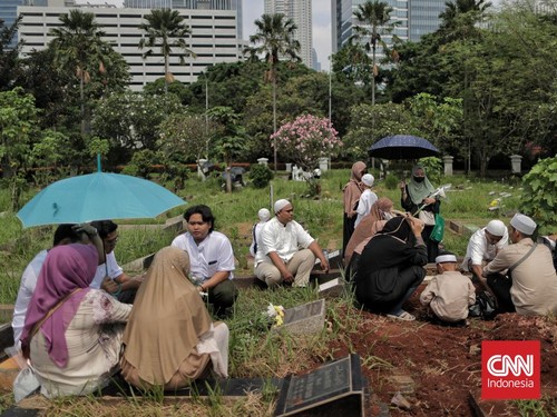 Pemprov DKI Jakarta mencari lahan lokasi pemakaman baru, dan menata memindahkan warga yang tinggal di kawasan TPU saat ini.