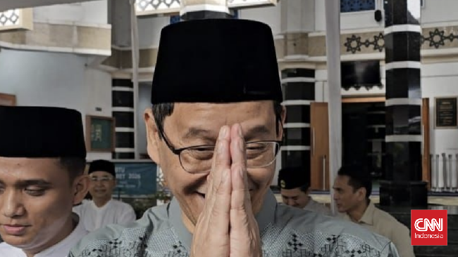 Harga minyak mentah dunia saat ini masih di kisaran US$74 per barel atau naik sekitar US$4 dari asumsi makro APBN 2026 sebesar US$70 per barel.