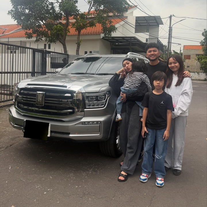 <p>Pasangan artis Ananda Omesh dan Dian Ayu Lestari belum lama ini membagikan momen saat pulang ke kampung halaman, yakni Surabaya, untuk merayakan Lebaran 2026. (Foto: Instagram @omeshomesh)</p>