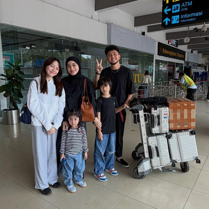 <p>Momen tersebut diketahui langsung melalui unggahan Omesh di akun Instagram. Pembawa acara satu ini mengaku bersyukur masih diberi kesempatan untuk mudik, melepas rindu bersama keluarga besar. &ldquo;Setiap tahun sudah menjadi tradisi kami akan bergantian lebaran hari pertama di Surabaya, Bandung atau Sukabumi dan tahun ini giliran di Surabaya. Alhamdulillah masih diberi kesempatan untuk bersilaturahmi dengan orang tua, kakak, adik, keponakan, teman-teman sekolah dulu dan berziarah ke makam orang tua,&rdquo; tulis Omesh, dikutip dari laman Instagram <em>@omeshomesh,</em> Sabtu (21/3/2026).&nbsp;(Foto: Instagram @omeshomesh)</p>