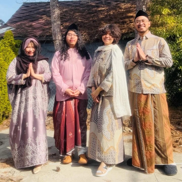 <p>Pandji Pragiwaksono bersama keluarga kini menetap di Queens, New York, Amerika Serikat. Aktor sekaligus komedian yang satu ini juga membagikan momen Lebaran 2026, Bunda. &ldquo;Selamat Hari Raya Idul Fitri. <em>Taqaballahu minna wa minkum.</em> Semoga kami sekeluarga dimaafkan,&rdquo; ungkap Pandji, dikutip dari laman Instagram @pandji.pragiwaksono.&nbsp;(Foto: Instagram @pandji.pragiwaksono)</p>