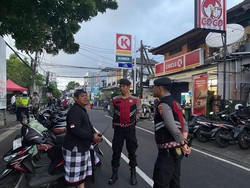 Sinergi Polri dan Pecalang Amankan Salat Idul Fitri di Monang Maning Denpasar