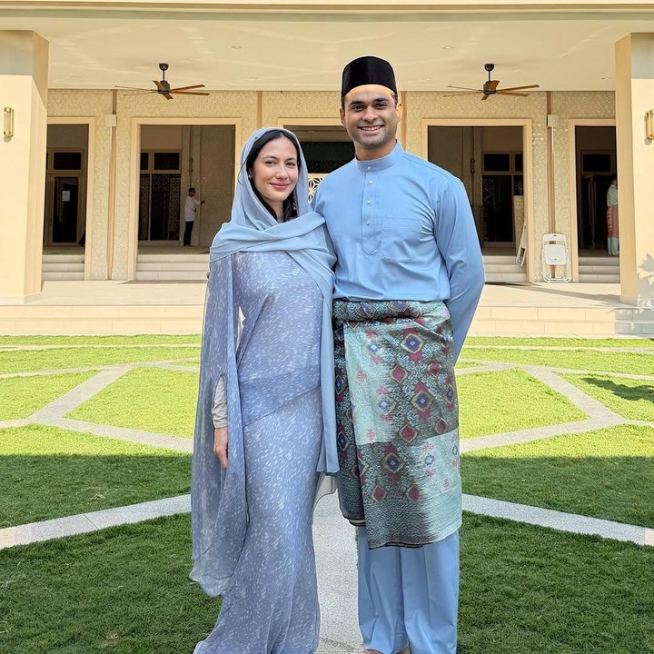 <p>Pevita Pearce juga membagikan momen Lebaran tahun kedua bersama sang suami, Mirzan Meer, di Penang, Malaysia. Keduanya tampil memesona dengan mengenakan busana serasi berwarna biru, Bunda. &ldquo;Selamat Hari Raya Idul Fitri. Mohon maaf lahir dan batin. Semoga kita semua kembali fitri, hati lebih ringan, dan langkah lebih baik. Selamat berketupat, bersoto, dan ber-oporia bersama orang-orang tersayang,&rdquo; tulisnya dikutip dari laman Instagram <em>@pevpearce.&nbsp;</em>(Foto: Instagram @pevpearce)</p>