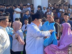 Usai Salat Id di Aceh Tamiang, Prabowo Bagi-bagi Paket Lebaran ke Warga