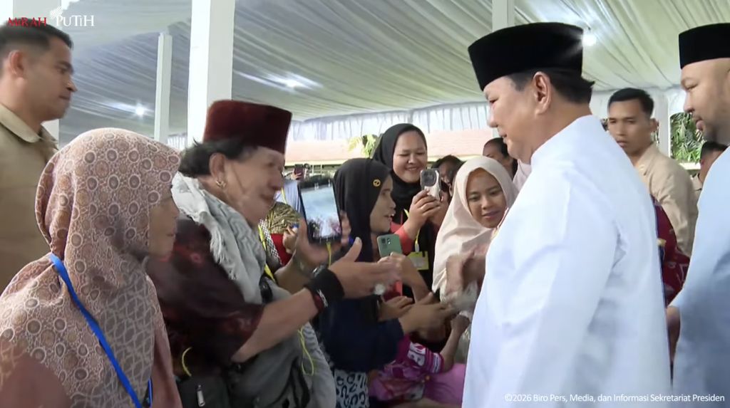 Gelar Open House Idul Fitri, Prabowo Tiba di Istana dan Salami Warga