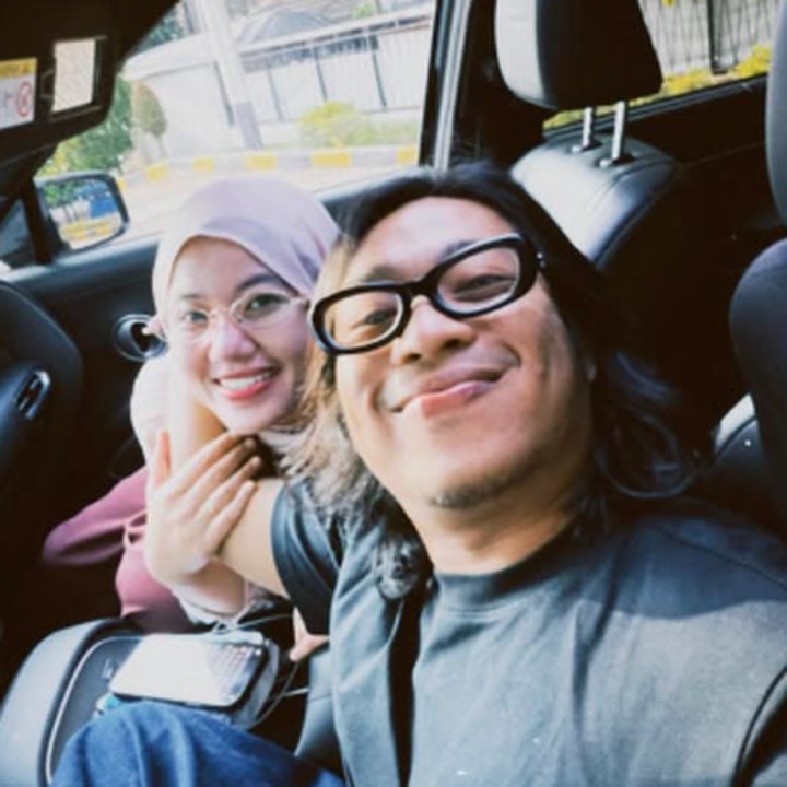<p>Teguh Prasetyo atau yang lebih dikenal dengan sebutan Praz Teguh juga merayakan Idul Fitri tahun ini di kampung halaman, yakni Padang. Momen itu dibagikan langsung saat Praz jalan-jalan berdua bersama sang istri, Qorry Rizky Ananda Majid. &ldquo;Pergi pacaran di kota padang kita ke Taplau,&rdquo; tulisnya, dikutip dari laman Instagram <em>@praz_teguh.&nbsp;</em>(Foto: Instagram @praz_teguh)</p>