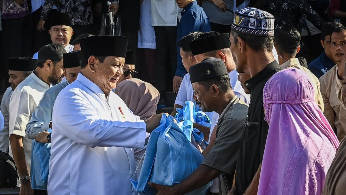 Prabowo Bagi Paket Sembako ke Penyintas Bencana Aceh usai Salat Id