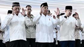 Presiden Prabowo Subianto melaksanakan salat Idulfitri bersama masyarakat di Masjid Darussalam, kawasan hunian sementara (huntara), Kabupaten Aceh Tamiang, Provinsi Aceh, Sabtu, (21/3/2026) bertepatan dengan 1 Syawal 1447 Hijriah. (Cahyo - Biro Pers