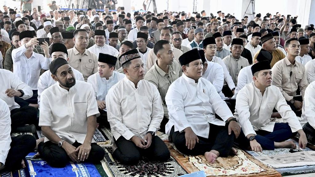 FOTO: Momen Prabowo Salat Idulfitri di Masjid Darussalam Aceh Tamiang