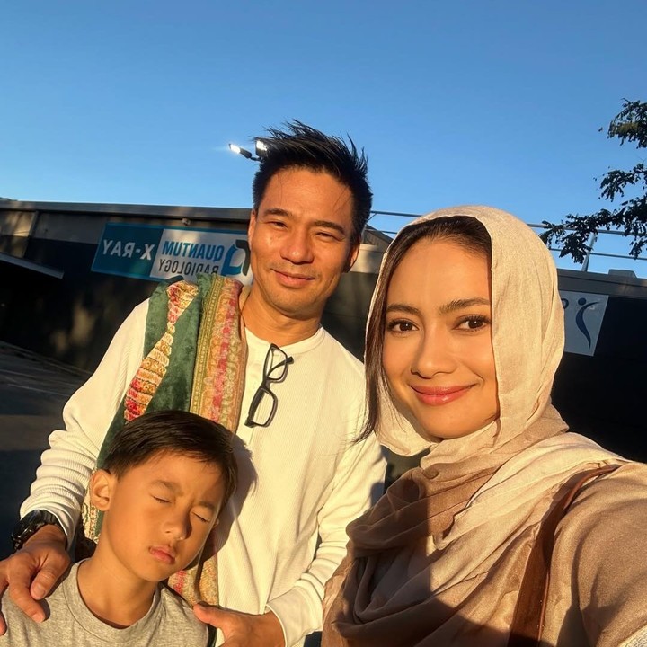 <p>Rini Yulianti kini menetap di Sydney, Australia, bersama sang suami, Andrew Ha, dan putranya. Di hari kemenangan ini, Rini turut mengabadikan momen bersama keluarga. &ldquo;Hati yang penuh, jiwa yang damai. Ya Allah, ijabah setiap doa kami dengan cara terbaik-Mu. Aamiin,&rdquo; tulis Rini, dikutip dari laman Instagram <em>@riniyulianti.&nbsp;</em>(Foto: Instagram @riniyulianti)</p>