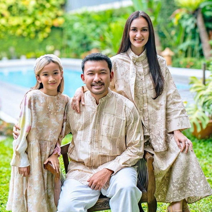<p>Rio Dewanto dan Atiqah Hasiholan juga tampil kompak bersama putrinya, Salma Jihane Putri Dewanto. Keluarga kecil ini terlihat mengenakan busana Muslim berwarna krem. &ldquo;Selamat hari raya, selamat merayakan kemenangan. Maaf lahir dan batin dari kami sekeluarga,&rdquo; tulis Rio, dikutip dari laman Instagram <em>@riodewanto.&nbsp;</em>(Foto: Instagram @riodewanto)</p>
