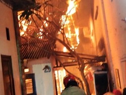 Lebaran Hari Pertama, Rumah di Ketandan Surabaya Ludes Terbakar