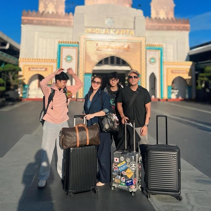 <p>Sabria Kono dan Rio Febrian juga mudik bersama kedua anaknya, Bunda. Namun, bukan pulang kampung, melainkan pulang ke kota. &ldquo;Mudik Lebaran. Menuju pulang ke kotaaaaa,&rdquo; tulis Sabria, dikutip dari laman Instagram <em>@sabriakono.&nbsp;</em>(Foto: Instagram @sabriakono)</p>