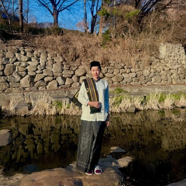 Salat Id di Korea, Begini Penampilan Lucinta Luna Pakai Peci dan Sarung