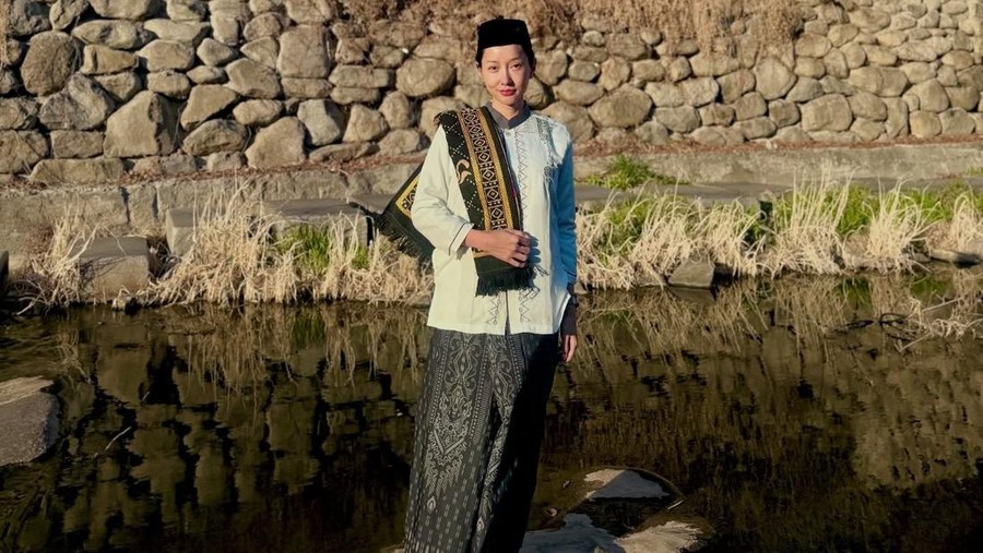 Salat Id di Korea&comma; Begini Penampilan Lucinta Luna Pakai Peci dan Sarung