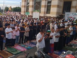 Salat Id di Masjid Al Aqsha Klaten, Jemaah Meluber Sampai Halaman