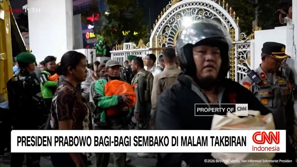 VIDEO: Prabowo Bagikan Sembako di Malam Takbiran