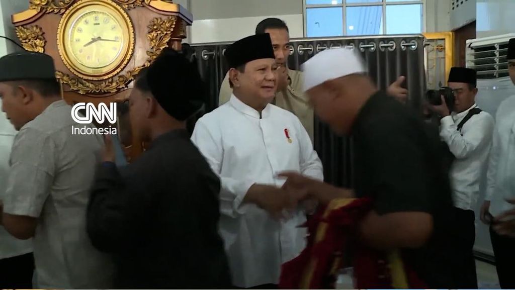 Momen Prabowo Halalbihalal Bareng Warga usai Salat Id di Aceh Tamiang