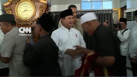 Momen Prabowo Halalbihalal Bareng Warga usai Salat Id di Aceh Tamiang