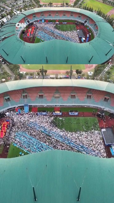 Ribuan Umat Muslim Salat Id di Stadion Pakansari Bogor