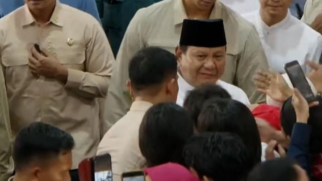 Momen Hangat Prabowo Salami Warga di Acara Open House