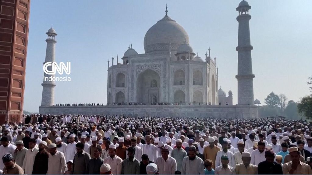 Suasana Warga India Salat Id Berlatar Belakang Taj Mahal