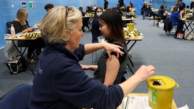 Kasus meningitis di Inggris meningkat. Anak-anak muda pun ramai-ramai mengantre demi mendapatkan vaksin.