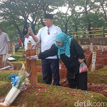 Keluarga Ungkap Penyebab Bunga di Makam Vidi Aldiano Sering Hilang
