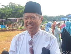 Ayah Vidi Aldiano Heran Ada Anggrek Putih di Makam Putranya