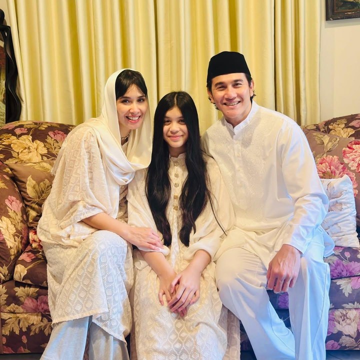 <p>Vino G. Bastian dan Marsha Timothy memilih busana Muslim serba putih untuk merayakan Lebaran tahun ini. Tak hanya itu, mereka juga mengabadikan foto keluarga bersama sang putri, Jizzy Pearl Bastian. <em>&ldquo;Alhamdulillah.. Taqabbalallahu minna wa minkum, taqabbal ya karim.. Happy Eid Mubarak</em> 1447 H. Maaf lahir batin yaaa,&rdquo; tulis Vino, dikutip dari laman Instagram <em>@vinogbastian__.&nbsp;</em>(Foto: Instagram @vinogbastian__)</p>