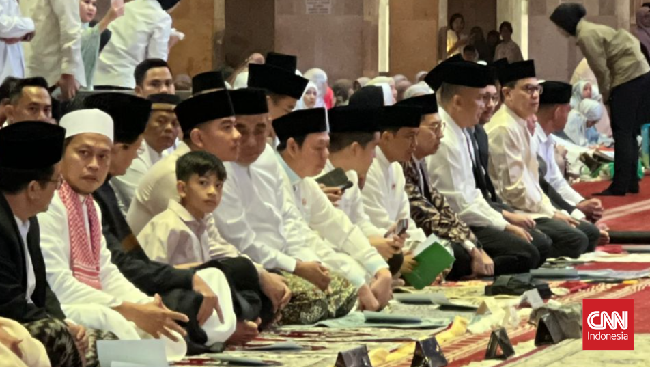 Wapres RI Gibran Rakabuming dan putranya Jan Ethes melaksanakan salat Idulfitri di Masjid Istiqlal Jakarta pada Sabtu (21/3) pagi.