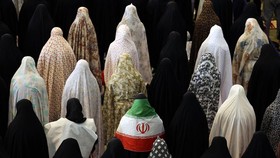 FOTO: Iran Gelar Salat Idulfitri di Tengah Perang AS-Israel