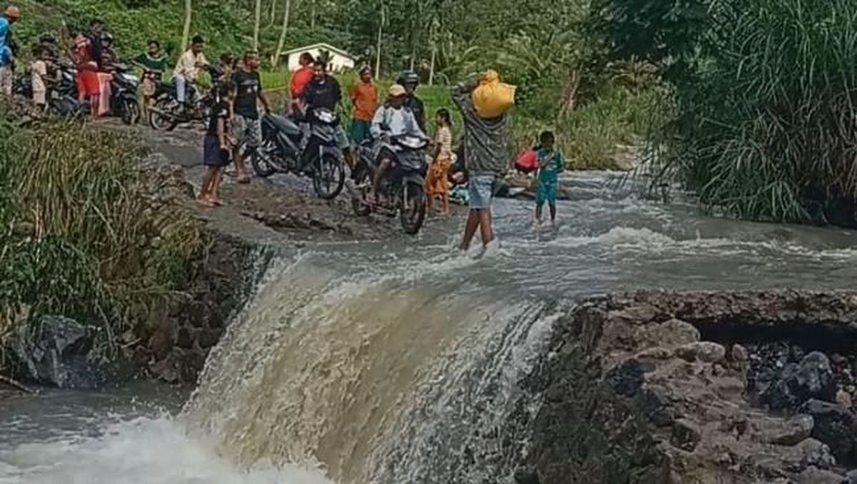 Banjir Bandang Putuskan Crossway di Sikka, 10 Desa Terisolasi