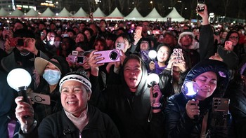 FOTO: ARMY Larut dalam Emosi Menyambut Konser Comeback BTS