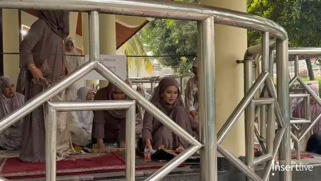 Reservasi Tempat Salat Id, Ayu Ting Ting Jadi Sorotan