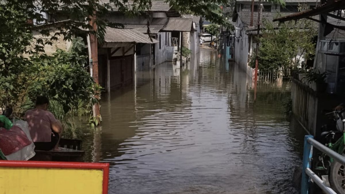 Polisi Evakuasi Warga Terdampak Banjir di Jakarta Timur