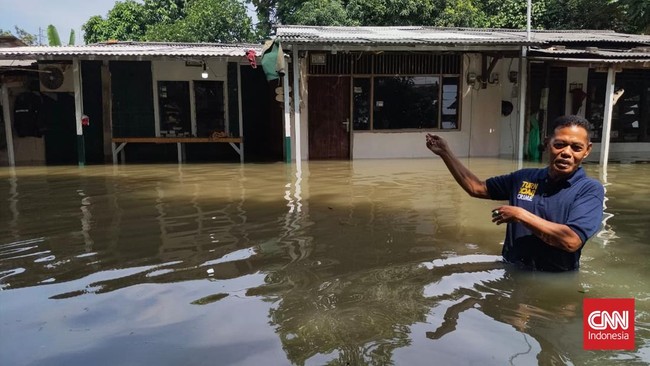 Camat Ciracas mengatakan banjir belum surut sampai pukul 22.00 WIB.