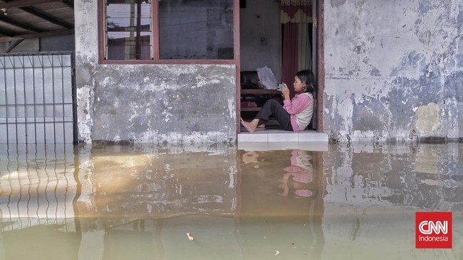 BPBD DKI Jakarta laporkan lima RT di Kedoya Selatan terendam banjir 30 cm akibat hujan deras dan luapan Kali Pesanggrahan.
