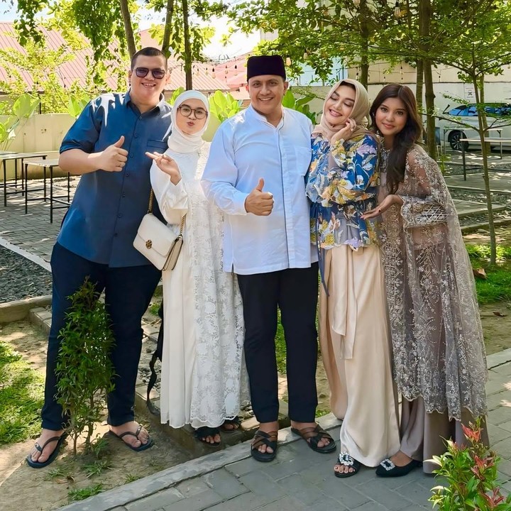 <p>Bella kini menjadi Bunda dari dua anak sambung sang suami, yang bernama Achmad Charliandra dan Diandra Minunet. Hubungan Bella dengan kedua anak sambungnya yang sudah dewasa ini terbilang harmonis. Baru-baru ini, Bella membagikan potret perayaan Lebaran bersama suami, kedua anak, dan menantunya, di kampung halaman di Stabat, Sumatera Utara. "Namanya Lebaran di Kampung. Yaa gitulah..Seru2an di waktu Makan. Sampai juga di #stabat," tulis Bella dalam unggahan di Instagram. (Foto: Instagram @bellasaphiraofficial)</p>