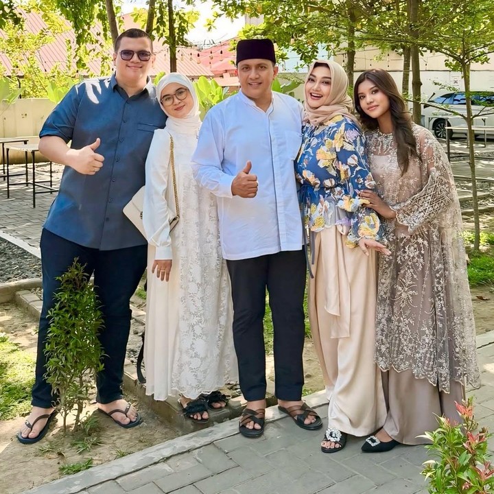 <p>Bella termasuk jarang membagikan momen kebersamaan dengan kedua anak sambungnya ke publik. Tak heran bila unggahan momen Lebaran ini banyak menuai komentar dari netizen. Beberapa di antaranya mengaku pangling dengan anak sambung Bella, yakni Diandra, yang telah tumbuh menjadi&nbsp;gadis cantik. Dalam perayaan Lebaran tahun ini, Diandra&nbsp;terlihat&nbsp;anggun mengenakan baju terusan muslim berwarna cokelat. "Kak bella nak gadisnya cantikk," tulis akun @sa***. "Anak gadis nya makin cantik," ujar @am***. (Foto: Instagram @bellasaphiraofficial)</p>