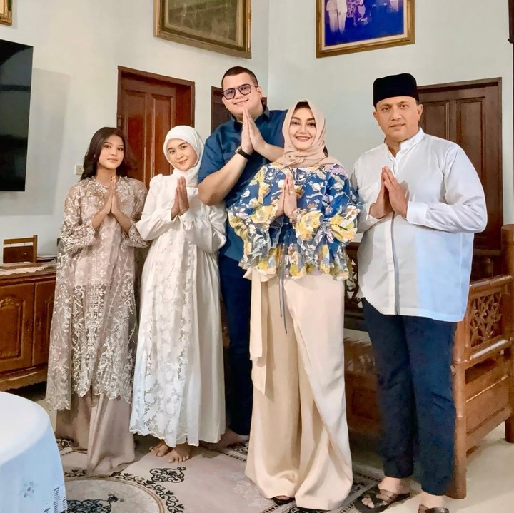 <p>Artis Bella Saphira sudah lama tak terlihat di layar kaca. Sejak menikah dengan Perwira Tinggi TNI AD bernama Agus Surya Bakti pada 30 Agustus 2013, Bella memutuskan untuk vakum dari dunia akting untuk fokus menjalankan peran sebagai istri dan Bunda dari dua anak sambungnya. (Foto: Instagram @bellasaphiraofficial)</p>