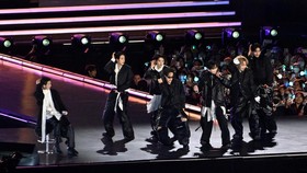 FOTO: Meriah Konser Comeback BTS di Gwanghwamun