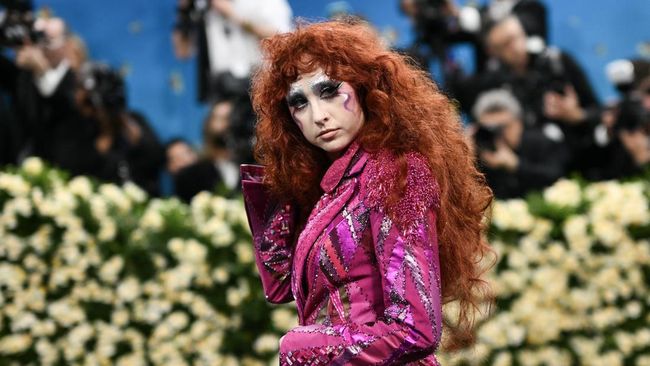 Ada, Putri tiri gelandang Italia, Jorginho, mendapat perlakuan tak enak Chappel Roan dan bodyguard. Uniknya, Ada adalah anak kandung aktor Hollywood, Jude Law.