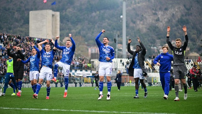 Como mengamuk di depan publik sendiri dengan membantai tim juru kunci Pisa 5-0 pada pekan ke-30 Liga Italia, Minggu (22/3).