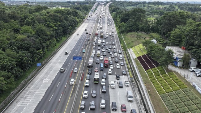 Rekayasa lalu lintas contraflow Tol Jakarta-Cikampek diterapkan untuk mengurai kepadatan arus balik libur panjang Hari Paskah pada Minggu (5/4).