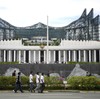 Sejumlah pengunjung berjalan di depan Istana Negara di Kawasan Inti Pusat Pemerintahan (KIPP), Ibu Kota Nusantara (IKN), Penajam Paser Utara, Kalimantan Timur, Sabtu (21/3/2026). Otorita Ibu Kota Nusantara (OIKN) membuka kesempatan masyarakat umum un