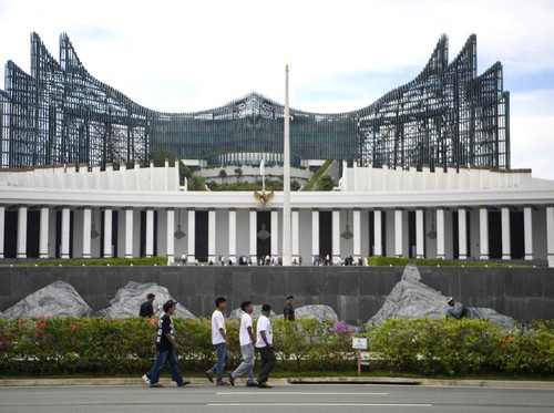 Sejumlah pengunjung berjalan di depan Istana Negara di Kawasan Inti Pusat Pemerintahan (KIPP), Ibu Kota Nusantara (IKN), Penajam Paser Utara, Kalimantan Timur, Sabtu (21/3/2026). Otorita Ibu Kota Nusantara (OIKN) membuka kesempatan masyarakat umum un
